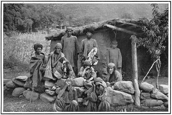Groep van melaatschen bij een ziarat of offerplaats in Hazara.